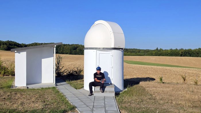 Artur Schmitt am Neubau an der Hans-Haffner-Sternwarte bei Hettstadt am 29. Juli 2026
