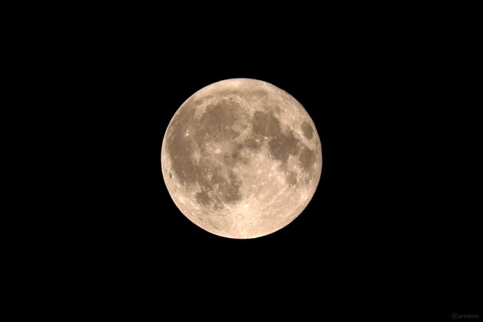 Zu 99,9% beleuchteter abnehmender Mond in Erdferne am 30. Juli 2026, 17° über dem SSO-Horizont.