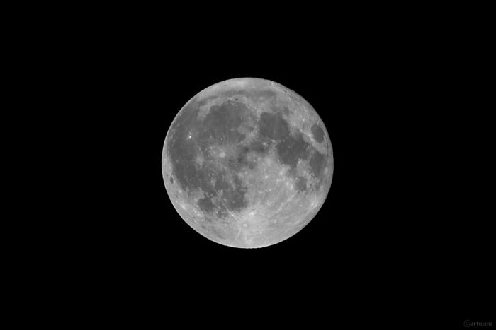 Zu 99,9% beleuchteter abnehmender Mond in Erdferne am 30. Juli 2026, 17° über dem SSO-Horizont.