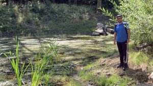 Florian Schmitt am 2. August 2026 während einer Wanderung an einem Tümpel im Guttenberger Wald