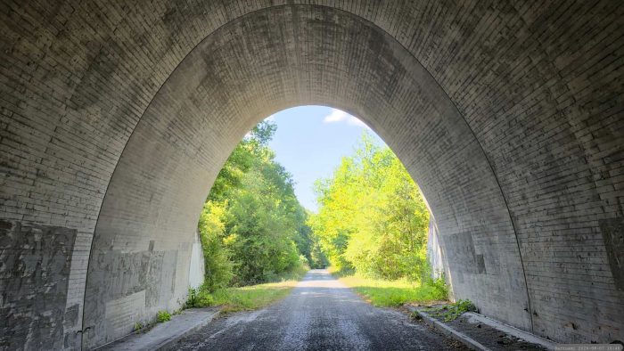 Zugang zum Naturwald "Irtenberger Wald" über die Autobahnunterführung A81