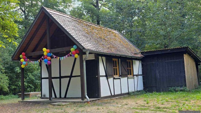 Waldhütte an unserem Weg durch den Irtenberger Wald