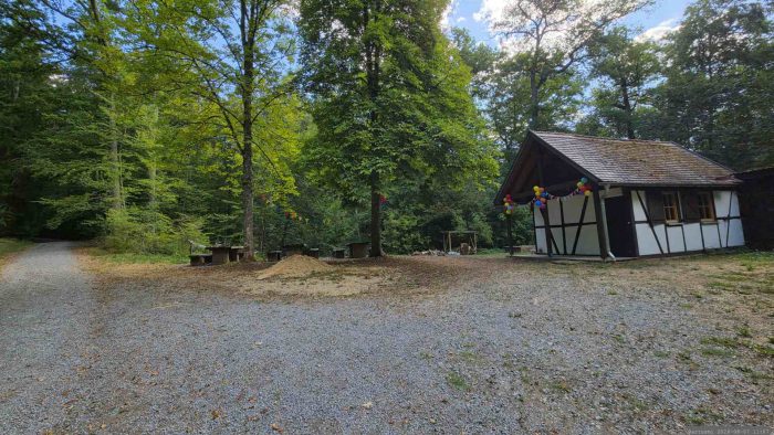 Waldhütte mit Sitzgelegenheiten an unserem Weg durch den Irtenberger Wald