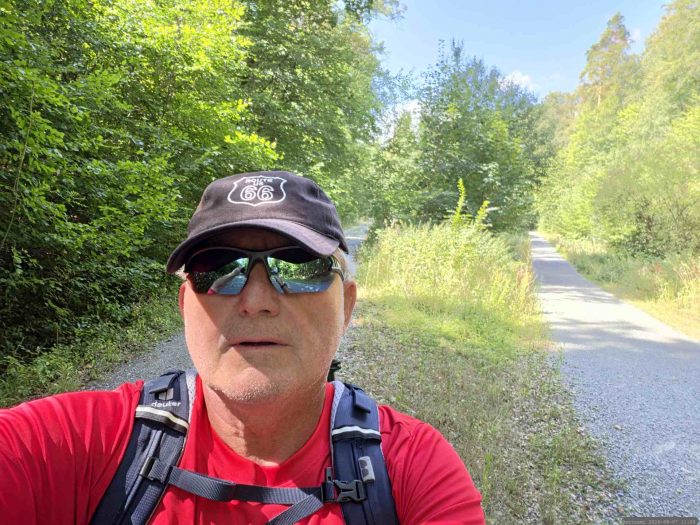 Artur Schmitt am 7. August 2026 auf dem Weg durch den Irtenberger Wald