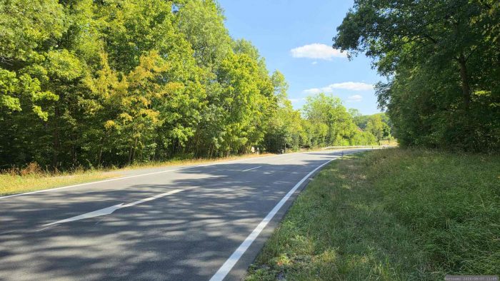 Wir passieren die St 578 nach dem ehemaligen Forsthaus Irtenberg