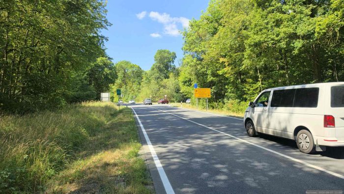 Wir folgen am linken Straßenrand der St 578 Richtung Gerchsheim etwa 150 Meter bis zur Abzweigung nach Oberalterheim