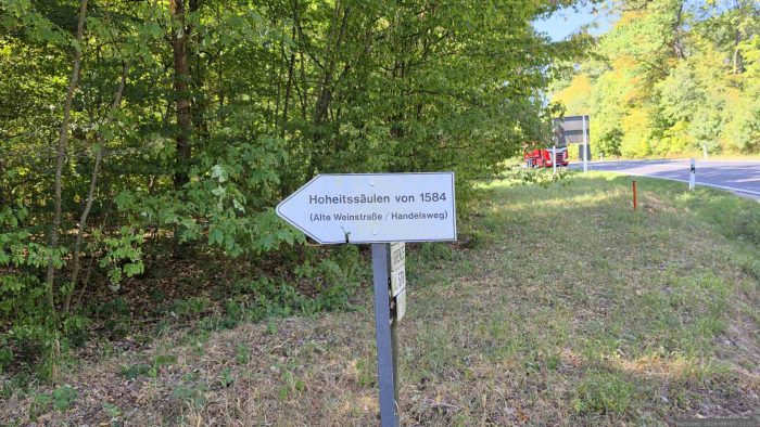 Hinweistafel "Hoheitssäulen von 1584" (Alte Weinstraße / Handelsweg)