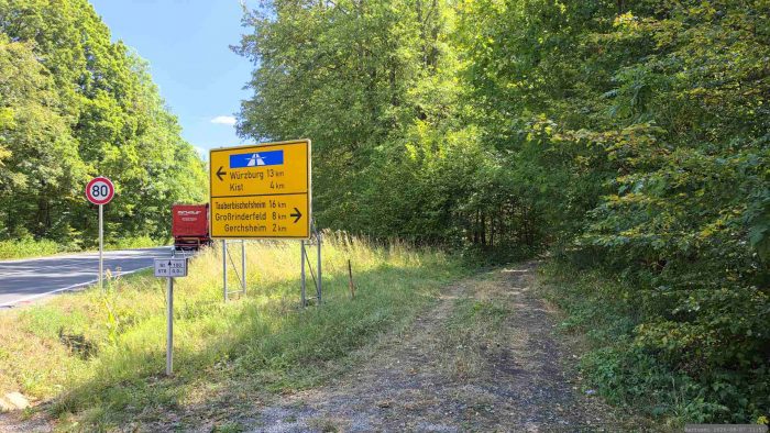 Gegenüber der Einmündung nach Oberaltertheim folgen wir dem Waldweg zu den Hoheitssäulen