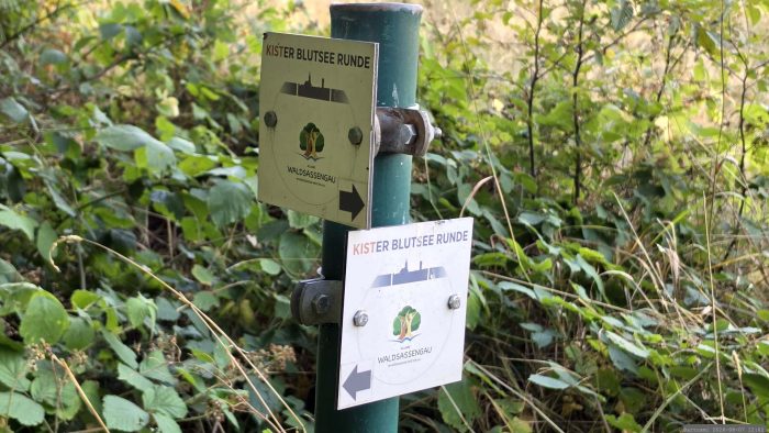 Hinweisschilder an der Kister Blutsee-Runde