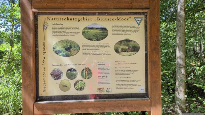 Infotafel am Naturschutzgebiet "Blutsee-Moor"