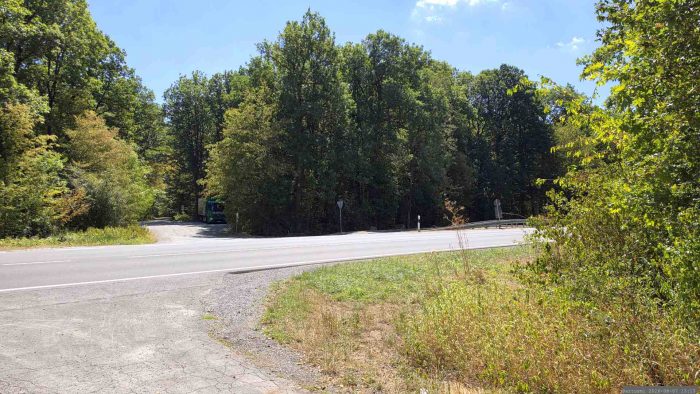 Blick zurück über die St 578 in Richtung Weg zum Blutsee-Moor