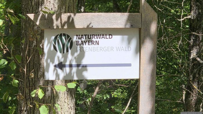 Hinweistafel am Wegrand