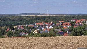 Blick vom Eisinger Spessartbänkle auf den Westrand von Eisingen und die Windräder bei Leinach.