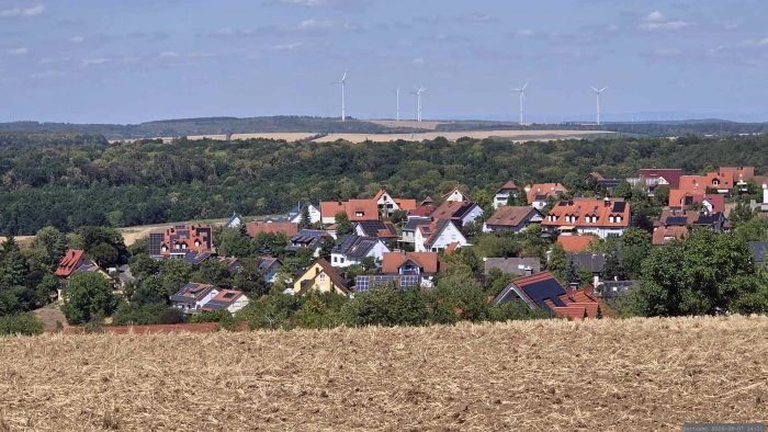 Blick vom Eisinger Spessartbänkle auf den Westrand von Eisingen und die Windräder bei Leinach.
