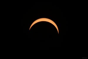 Maximum der partiellen Sonnenfinsternis in Mainfranken am 12. August 2026 um 20:13 Uhr - Bedeckungsgrad: 87,99% – Verfinsterungsgrad: 0,899 (Magnitude)