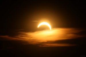Maximum der partiellen Sonnenfinsternis in Mainfranken am 12. August 2026 um 20:13 Uhr - Bedeckungsgrad: 87,99% – Verfinsterungsgrad: 0,899 (Magnitude)