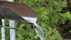 Seltener Anblick im Sommer 2026 - Regenwasser über die Dachrinne zum Regenfass am 21. August 2026
