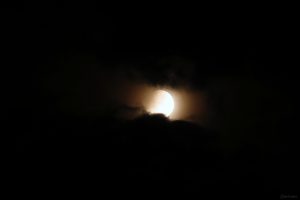 Partielle Mondfinsternis am 28. August 2026 um 04:45 Uhr hinter Wolken