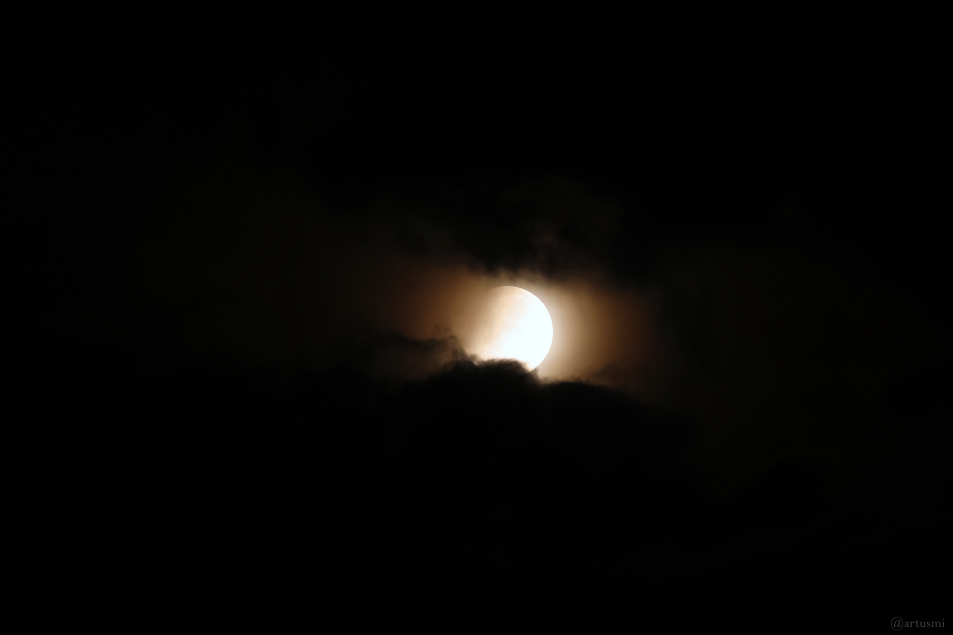 Partielle Mondfinsternis am 28. August 2026 um 04:45 Uhr hinter Wolken