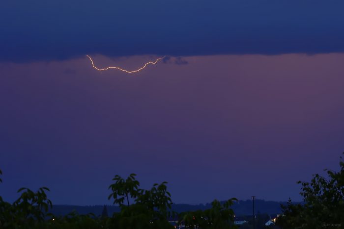 Blitz während des Gewitters während der partiellen Mondfinsternis am 28. August 2026 um 05:53 Uhr