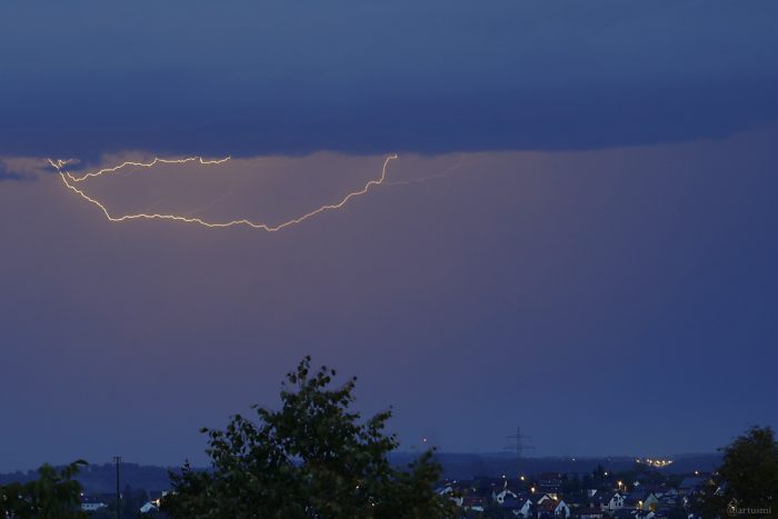 Blitz während des Gewitters während der partiellen Mondfinsternis am 28. August 2026 um 05:55 Uhr