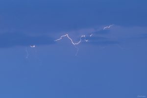 Blitz während des Gewitters während der partiellen Mondfinsternis am 28. August 2026 um 06:00 Uhr