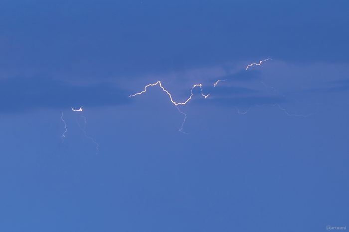 Blitz während des Gewitters während der partiellen Mondfinsternis am 28. August 2026 um 06:00 Uhr