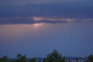 Blitz während des Gewitters während der partiellen Mondfinsternis am 28. August 2026 um 06:02 Uhr
