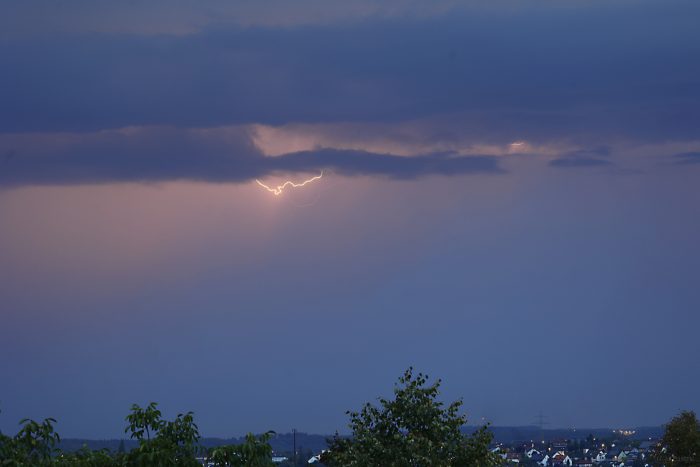 Blitz während des Gewitters während der partiellen Mondfinsternis am 28. August 2026 um 06:02 Uhr