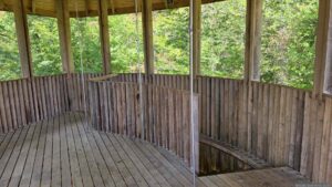 Innenansicht des Eichenturms im Guttenberger Wald