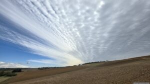 Interessante Wolkenformation kurz nach Beginn unserer Rundwanderung am 24. September 2026 am Ettersberg bei Eisingen
