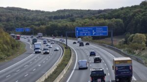 Wir überqueren die A3 im Bereich Haselbrunnengraben