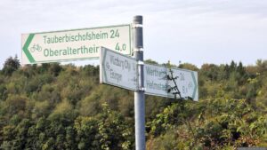 Infotafel für Radfahrer auf dem Weg zum Irtenberger Wald