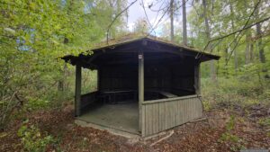 Die wenig einladend wirkende Pfarr-Hütte, in der wir kurz Rast gemacht haben,