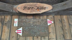 Wegweiser mit Entfernungsangaben in der Pfarr-Hütte
