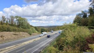 Blick über die BAB A3 auf die Gemeinde Kist im Lkr. Würzburg