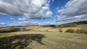 Blick vom Brunnrain auf die Kreisstraße WÜ 12