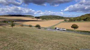 Blick vom Brunnrain auf die Kreisstraße WÜ 12