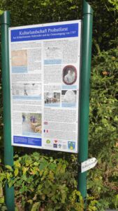 Infotafel am Weg zum Köhlerbrunnen im Probstforst, der zum Irtenberger Wald behört