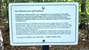 Infotafel am Köhlerbrunnen im Probstforst, der zum Irtenberger Wald gehört