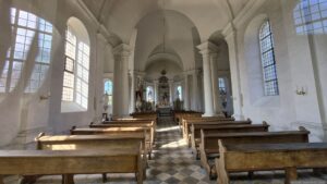 Innenansicht der kath. Kirche Zum Heiligen Kreuz am 30. September 2026 im Kitzinger Stadtteil Etwashausen