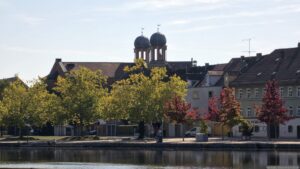 Die Alte Synagoge Kitzingen ist ein bedeutendes historisches Baudenkmal und dient heute als lebendiges Kultur- und Bildungszentrum der Stadt Kitzingen