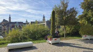 Der Kitzinger Stadtbalkon am Oberer Mainkai 3 im Kitzinger Stadtteil Etwashausen ist ein beliebter Aussichts- und Erholungsplatz direkt am Main mit Blick auf die historische Altstadt.