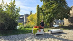 Der Kitzinger Stadtbalkon am Oberer Mainkai 3 im Kitzinger Stadtteil Etwashausen ist ein beliebter Aussichts- und Erholungsplatz direkt am Main mit Blick auf die historische Altstadt.