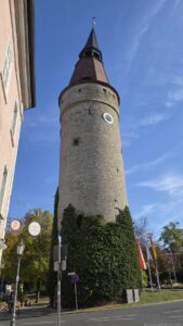 Der Falterturm ist das unübersehbare Wahrzeichen der unterfränkischen Stadt Kitzingen. Bekannt als der „Schiefe Turm von Kitzingen“, verdankt er seinen Ruf seiner markanten, schiefen Turmhaube.