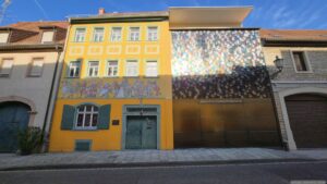 Das Deutsche FastnachtMuseum in Kitzingen (Unterfranken) ist das offizielle Museum des Bundes Deutscher Karneval e.V.. Auf über 400 m² Ausstellungsfläche tauchen Besucher tiefer in die bunte Geschichte und die vielschichtigen Bräuche rund um Fasching, Fastnacht und Karneval vom Mittelalter bis in die Gegenwart ein.