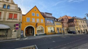 Das Deutsche FastnachtMuseum in Kitzingen (Unterfranken) ist das offizielle Museum des Bundes Deutscher Karneval e.V.. Auf über 400 m² Ausstellungsfläche tauchen Besucher tiefer in die bunte Geschichte und die vielschichtigen Bräuche rund um Fasching, Fastnacht und Karneval vom Mittelalter bis in die Gegenwart ein.