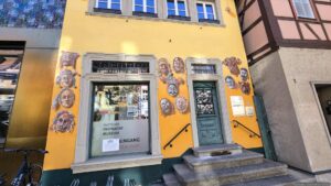 Das Deutsche FastnachtMuseum in Kitzingen (Unterfranken) ist das offizielle Museum des Bundes Deutscher Karneval e.V.. Auf über 400 m² Ausstellungsfläche tauchen Besucher tiefer in die bunte Geschichte und die vielschichtigen Bräuche rund um Fasching, Fastnacht und Karneval vom Mittelalter bis in die Gegenwart ein.