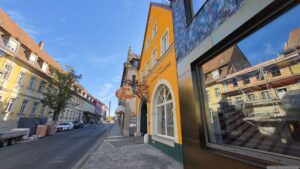 Das Deutsche FastnachtMuseum in Kitzingen (Unterfranken) ist das offizielle Museum des Bundes Deutscher Karneval e.V.. Auf über 400 m² Ausstellungsfläche tauchen Besucher tiefer in die bunte Geschichte und die vielschichtigen Bräuche rund um Fasching, Fastnacht und Karneval vom Mittelalter bis in die Gegenwart ein.