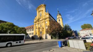 Die evangelische Stadtkirche Kitzingen (auch bekannt als Petrini-Kirche) ist die größte evangelische Kirche in Unterfranken. Mit ihrer monumentalen Barockfassade und dem 64 Meter hohen Turm prägt sie das historische Stadtbild von Kitzingen am Main maßgeblich.